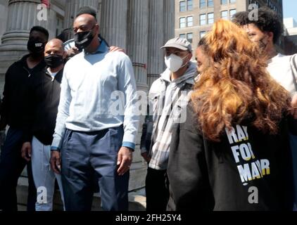 Brooklyn, NY, USA. April 2021. Der New Yorker Bürgermeister Ray McGuire wirbt in Brooklyn Heights, wo er Hausbesuche von Tür zu Tür bei Bewohnern wie dem Haus von Rachel Foster und Alain Kodsi unternahm, Unternehmen besuchte, mit gewählten Hoffnungsträger wie dem Kandidaten des New Yorker Stadtbezirks 33, April Somboun, kämpfte, Schließlich seinen Tag mit der Putnam Ave. Progressive Block Association Seafood Boil in der Bedford-Stuyvesant Abschnitt von New York City am 24. April 2021. Quelle: Mpi43/Media Punch/Alamy Live News Stockfoto