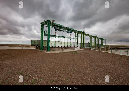 Aklak-Staudamm am Fluss Shardara. Hebegerät der Metallgewichte des Wasserverschlusses. Kasachstan, Region Kzylorda. Stockfoto