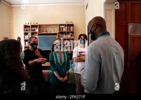 Brooklyn, NY, USA. April 2021. Der New Yorker Bürgermeister Ray McGuire wirbt in Brooklyn Heights, wo er Hausbesuche von Tür zu Tür bei Bewohnern wie dem Haus von Rachel Foster und Alain Kodsi unternahm, Unternehmen besuchte, mit gewählten Hoffnungsträger wie dem Kandidaten des New Yorker Stadtbezirks 33, April Somboun, kämpfte, Schließlich seinen Tag mit der Putnam Ave. Progressive Block Association Seafood Boil in der Bedford-Stuyvesant Abschnitt von New York City am 24. April 2021. Quelle: Mpi43/Media Punch/Alamy Live News Stockfoto