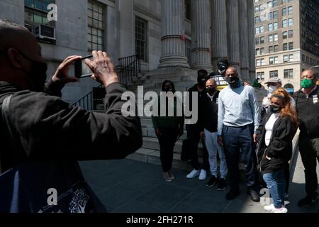 Brooklyn, NY, USA. April 2021. Der New Yorker Bürgermeister Ray McGuire wirbt in Brooklyn Heights, wo er Hausbesuche von Tür zu Tür bei Bewohnern wie dem Haus von Rachel Foster und Alain Kodsi unternahm, Unternehmen besuchte, mit gewählten Hoffnungsträger wie dem Kandidaten des New Yorker Stadtbezirks 33, April Somboun, kämpfte, Schließlich seinen Tag mit der Putnam Ave. Progressive Block Association Seafood Boil in der Bedford-Stuyvesant Abschnitt von New York City am 24. April 2021. Quelle: Mpi43/Media Punch/Alamy Live News Stockfoto