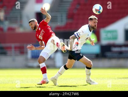 Nahki Wells (links) von Bristol City und Sonny Bradley von Luton Town kämpfen während des Sky Bet Championship-Spiels am Ashton Gate in Bristol um den Ball. Bilddatum: Sonntag, 25. April 2021. Stockfoto