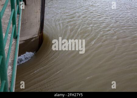 Aklak-Staudamm am Fluss Shardara. Nahaufnahme des Wasserstroms um die Brückenstütze. Stockfoto