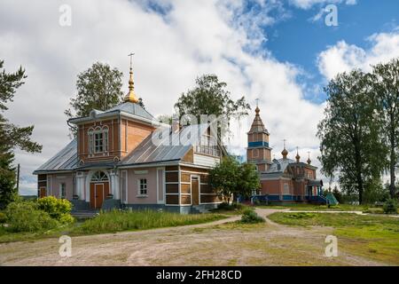 Vasheoserski Spaso-Preobraschenski Kloster, Karelien, Russland. Die Kirche des Johannes von Rylsky und des Johannes von Kronstadt und die Kirche der Verklärung des Stockfoto