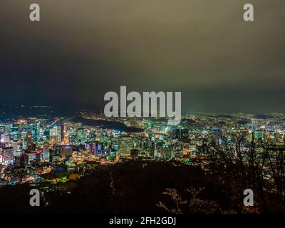 Wunderschönes Architekturgebäude rund um die Stadt Seoul bei Nacht im Süden Korea Stockfoto