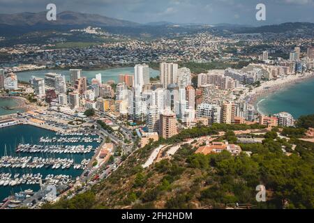 Blick auf Calpe Calp Stadt mit Penon de Ifach Berg während der Wanderung zum Penyal d'IFAC Naturpark, Marina Alta, Provinz Alicante, Valencianisches Com Stockfoto