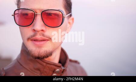 Macho Attraktive Erscheinung schöner bärtiger beunruhigt über etwas Porträt Stockfoto
