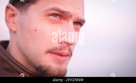 Macho Attraktive Erscheinung schöner bärtiger beunruhigt über etwas Porträt Stockfoto