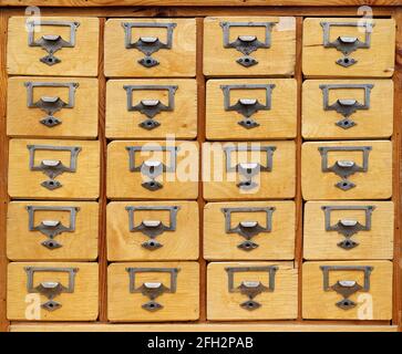 Hintergründe und Texturen: Alte Holzschrank mit Schubladen, Vorderansicht, Nahaufnahme Stockfoto