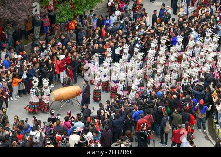 Taijiang, Chinas Provinz Guizhou. April 2021. Menschen aus der ethnischen Gruppe von Miao nehmen an einer Parade zur Feier des Miao-Schwestern-Festivals im Bezirk Taijiang, Qiandongnan, Miao und der autonomen Präfektur Dong, südwestlich der Provinz Guizhou, Teil, 25. April 2021. Das als nationales immaterielles Kulturerbe anerkannte Miao Sisters Festival wird jährlich um den 15. Tag des dritten Mondmonats nach dem Mondkalender in China gefeiert. Quelle: Yang Wenbin/Xinhua/Alamy Live News Stockfoto