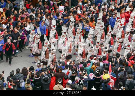 Taijiang, Chinas Provinz Guizhou. April 2021. Menschen aus der ethnischen Gruppe von Miao nehmen an einer Parade zur Feier des Miao-Schwestern-Festivals im Bezirk Taijiang, Qiandongnan, Miao und der autonomen Präfektur Dong, südwestlich der Provinz Guizhou, Teil, 25. April 2021. Das als nationales immaterielles Kulturerbe anerkannte Miao Sisters Festival wird jährlich um den 15. Tag des dritten Mondmonats nach dem Mondkalender in China gefeiert. Quelle: Yang Wenbin/Xinhua/Alamy Live News Stockfoto