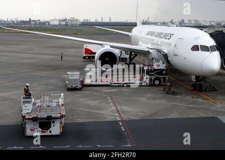 25. April 2021, Tokio, Japan: Ein Flugzeug der Japan Airline (JAL), das auf dem Tokyo International Airport, allgemein bekannt als Haneda Airport in Tokio, gesehen wird. (Bild: © James MATSMOoto/SOPA Images via ZUMA Wire) Stockfoto