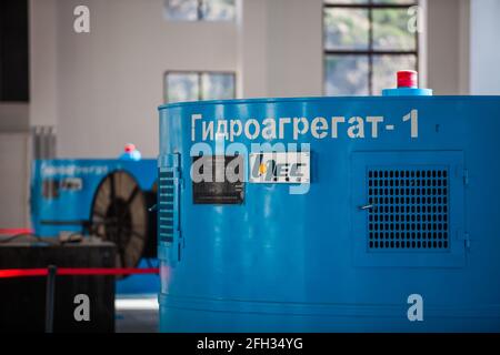 Wasserkraftwerk Moinak, Nahaufnahme der elektrischen Generatormaschine. Vorne im Fokus, geringe Schärfentiefe. Stockfoto