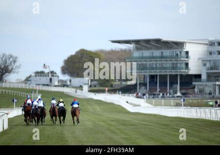 Läufer und Fahrer während des Watch Racing TV in atemberaubender HD-Neulinge auf der Wetherby Racecourse. Ausgabedatum: Sonntag, 25. April 2021. Stockfoto