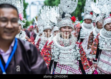 Taijiang, Chinas Provinz Guizhou. April 2021. Menschen aus der ethnischen Gruppe von Miao nehmen an einer Parade zur Feier des Miao-Schwestern-Festivals im Bezirk Taijiang, Qiandongnan, Miao und der autonomen Präfektur Dong, südwestlich der Provinz Guizhou, Teil, 25. April 2021. Das als nationales immaterielles Kulturerbe anerkannte Miao Sisters Festival wird jährlich um den 15. Tag des dritten Mondmonats nach dem Mondkalender in China gefeiert. Quelle: Tao Liang/Xinhua/Alamy Live News Stockfoto