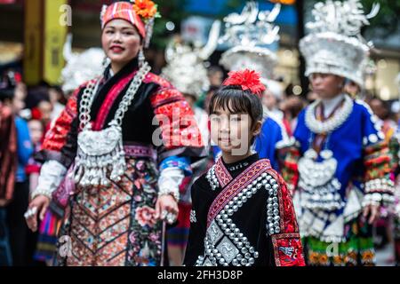 Taijiang, Chinas Provinz Guizhou. April 2021. Menschen aus der ethnischen Gruppe von Miao nehmen an einer Parade zur Feier des Miao-Schwestern-Festivals im Bezirk Taijiang, Qiandongnan, Miao und der autonomen Präfektur Dong, südwestlich der Provinz Guizhou, Teil, 25. April 2021. Das als nationales immaterielles Kulturerbe anerkannte Miao Sisters Festival wird jährlich um den 15. Tag des dritten Mondmonats nach dem Mondkalender in China gefeiert. Quelle: Tao Liang/Xinhua/Alamy Live News Stockfoto