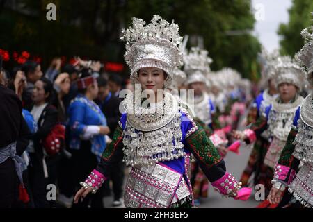 Taijiang, Chinas Provinz Guizhou. April 2021. Menschen aus der ethnischen Gruppe von Miao nehmen an einer Parade zur Feier des Miao-Schwestern-Festivals im Bezirk Taijiang, Qiandongnan, Miao und der autonomen Präfektur Dong, südwestlich der Provinz Guizhou, Teil, 25. April 2021. Das als nationales immaterielles Kulturerbe anerkannte Miao Sisters Festival wird jährlich um den 15. Tag des dritten Mondmonats nach dem Mondkalender in China gefeiert. Quelle: Yang Ying/Xinhua/Alamy Live News Stockfoto