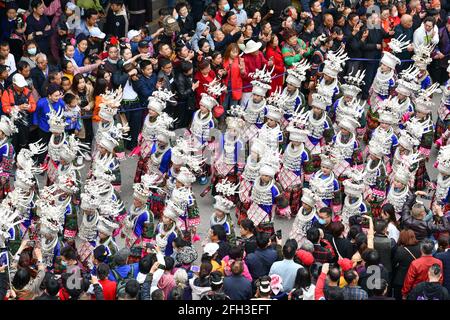 Taijiang, Chinas Provinz Guizhou. April 2021. Menschen aus der ethnischen Gruppe von Miao nehmen an einer Parade zur Feier des Miao-Schwestern-Festivals im Bezirk Taijiang, Qiandongnan, Miao und der autonomen Präfektur Dong, südwestlich der Provinz Guizhou, Teil, 25. April 2021. Das als nationales immaterielles Kulturerbe anerkannte Miao Sisters Festival wird jährlich um den 15. Tag des dritten Mondmonats nach dem Mondkalender in China gefeiert. Quelle: Yang Wenbin/Xinhua/Alamy Live News Stockfoto