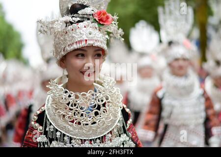 Taijiang, Chinas Provinz Guizhou. April 2021. Ein Mädchen aus der ethnischen Gruppe von Miao nimmt an einer Parade Teil, um das Miao-Schwestern-Festival im Bezirk Taijiang, Qiandongnan, Miao und der autonomen Präfektur Dong, südwestlich der Provinz Guizhou, zu feiern, 25. April 2021. Das als nationales immaterielles Kulturerbe anerkannte Miao Sisters Festival wird jährlich um den 15. Tag des dritten Mondmonats nach dem Mondkalender in China gefeiert. Quelle: Yang Ying/Xinhua/Alamy Live News Stockfoto