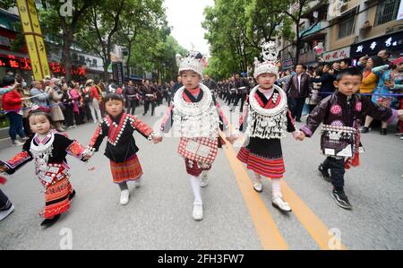 Taijiang, Chinas Provinz Guizhou. April 2021. Kinder der ethnischen Gruppe von Miao nehmen an einer Parade zur Feier des Miao-Schwestern-Festes im Bezirk Taijiang, Qiandongnan, Autonome Präfektur Miao und Dong, südwestlich der Provinz Guizhou, Teil, 25. April 2021. Das als nationales immaterielles Kulturerbe anerkannte Miao Sisters Festival wird jährlich um den 15. Tag des dritten Mondmonats nach dem Mondkalender in China gefeiert. Quelle: Yang Ying/Xinhua/Alamy Live News Stockfoto