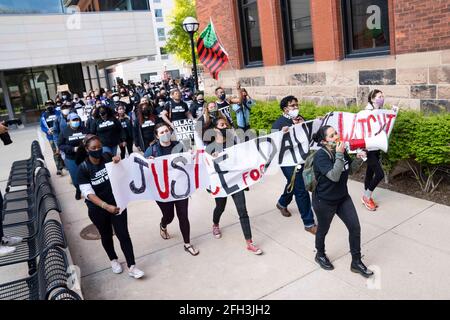 Studenten der University of Michigan marschierten am 23. April 2021 in Ann Arbor, Michigan, durch den Campus und forderten Gerechtigkeit für Daunte Wright. Wright wurde am 11. April vom ehemaligen Polizeibeamten Kim Potter im Brooklyn Center, Minn, getötet. (Foto von Dominick Sokotoff/Sipa USA) Stockfoto