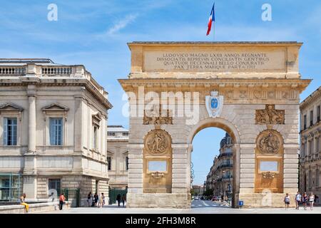 Montpellier, Frankreich - Juni 09 2018: Die Porte du Peyrou ist ein Triumphbogen, der sich gegenüber dem Eingang des Jardin de Peyrou, einem Park in der Nähe des Cen, befindet Stockfoto