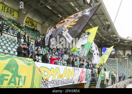 Den Haag, Niederlande. 25 2021. April: Flaggen von Anhängern im ADO Den Haag Stadion während des niederländischen Eredivisie-Spiels zwischen ADO Den Haag und Fortuna Sittard am 25. April 2021 im Cars Jeans Stadion in Den Haag, Niederlande (Foto: Hans van der Valk/Orange Picics) Credit: Orange Pics BV/Alamy Live News Stockfoto