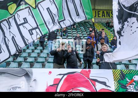 Den Haag, Niederlande. 25 2021. April: Flaggen von Anhängern im ADO Den Haag Stadion während des niederländischen Eredivisie-Spiels zwischen ADO Den Haag und Fortuna Sittard am 25. April 2021 im Cars Jeans Stadion in Den Haag, Niederlande (Foto: Hans van der Valk/Orange Picics) Credit: Orange Pics BV/Alamy Live News Stockfoto