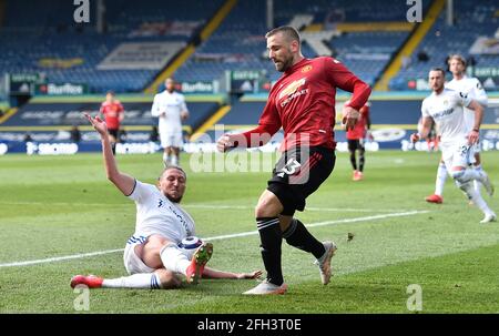 Luke Ayling von Leeds United (links) blockiert das Kreuz von Luke Shaw von Manchester United während des Spiels der Premier League in der Elland Road, Leeds. Bilddatum: Sonntag, 25. April 2021. Stockfoto