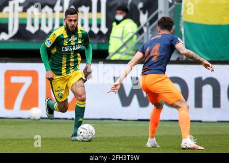 DEN HAAG, NIEDERLANDE - 25. APRIL: Ricardo Kishna von ADO Den Haag, Lazaros Rota von Fortuna Sittard während des niederländischen Eredivisie-Spiels zwischen ADO Den Ha Stockfoto