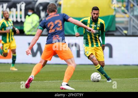 DEN HAAG, NIEDERLANDE - 25. APRIL: Ben Rienstra von Fortuna Sittard, Ricardo Kishna von ADO Den Haag während des niederländischen Eredivisie-Spiels zwischen ADO Den Ha Stockfoto