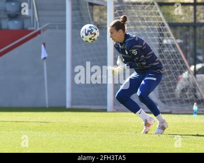 München, Deutschland. April 2021. Ann-Katrin Berger (FC Chelsea 30) beim Aufwärmtraining im Rahmen des UEFA Womens Champions League-Spiels zwischen dem FC Bayern München und dem FC Chelsea in München, FC Bayern Campus, Deutschland. Kredit: SPP Sport Pressefoto. /Alamy Live News Stockfoto