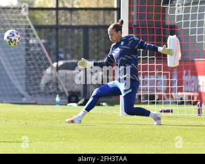 München, Deutschland. April 2021. Ann-Katrin Berger (FC Chelsea 30) beim Aufwärmtraining im Rahmen des UEFA Womens Champions League-Spiels zwischen dem FC Bayern München und dem FC Chelsea in München, FC Bayern Campus, Deutschland. Kredit: SPP Sport Pressefoto. /Alamy Live News Stockfoto