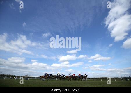 Läufer und Fahrer während des Watch Racing TV in atemberaubender HD-Neulinge auf der Wetherby Racecourse. Ausgabedatum: Sonntag, 25. April 2021. Stockfoto