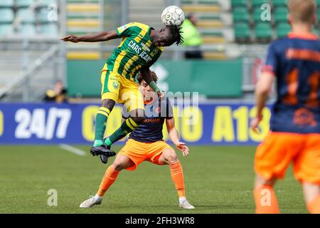 DEN HAAG, NIEDERLANDE - 25. APRIL: Bobby Adekanye von ADO Den Haag, Tesfaldet Tekie von Fortuna Sittard während des niederländischen Eredivisie-Spiels zwischen ADO Den Stockfoto