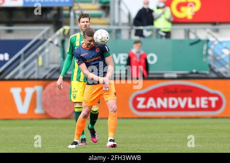 DEN HAAG, NIEDERLANDE - 25. APRIL: Michiel Kramer von ADO Den Haag, Ben Rienstra von Fortuna Sittard während des niederländischen Eredivisie-Spiels zwischen ADO Den Ha Stockfoto