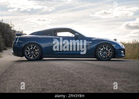 Das Seitenprofil eines Nissan GTR Premium Edition 2013 Beendet In Metallic Blue Racing Stockfoto