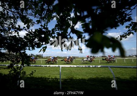 Läufer und Fahrer in Aktion während des Every Race Live auf Racing TV Handicap auf der Wetherby Racecourse. Ausgabedatum: Sonntag, 25. April 2021. Stockfoto