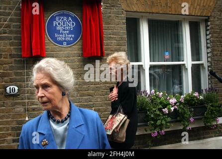 EZRA POUND'S TOCHTER MARY DE RACHEWILTZ, DIE EIN ENGLISCHES ERBE ENTHÜLLT BLAUE PLAKETTE FÜR DEN AMERIKANISCHEN DICHTER IM KENSINGTON CHURCH WALK TODAY,11/8/04 PILSTON Stockfoto