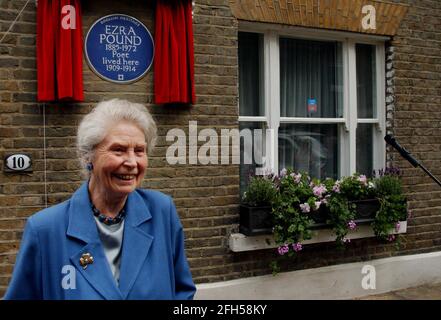 EZRA POUND'S TOCHTER MARY DE RACHEWILTZ, DIE EIN ENGLISCHES ERBE ENTHÜLLT BLAUE PLAKETTE FÜR DEN AMERIKANISCHEN DICHTER IM KENSINGTON CHURCH WALK TODAY,11/8/04 PILSTON Stockfoto