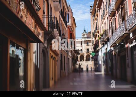 Schöne Straßenansicht von Denia, Marina Alta mit Hafen und Skyline, Montgo Berg, Strand und Stadt, Provinz Alicante, Valencia, Spanien Stockfoto