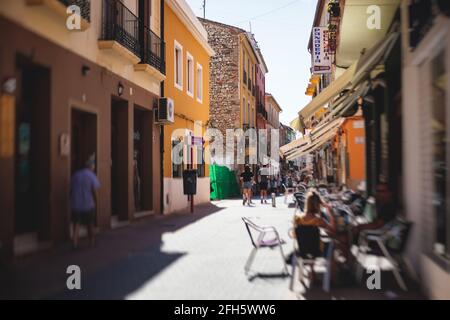 Schöne Straßenansicht von Denia, Marina Alta mit Hafen und Skyline, Montgo Berg, Strand und Stadt, Provinz Alicante, Valencia, Spanien Stockfoto