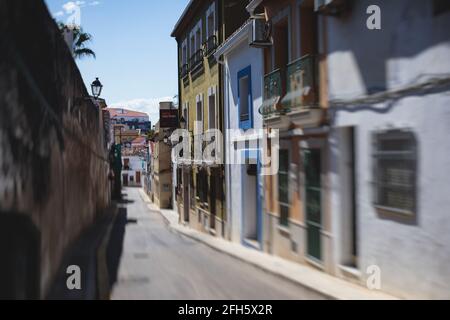 Schöne Straßenansicht von Denia, Marina Alta mit Hafen und Skyline, Montgo Berg, Strand und Stadt, Provinz Alicante, Valencia, Spanien Stockfoto
