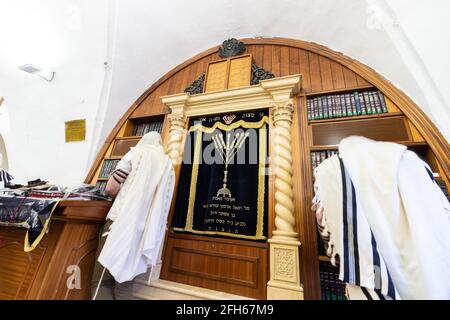 Meron - Israel, 21-03-2021. Innenansicht der Synagoge und der Arche, im Gebäude des Grabes von Rabbi Shimon Bar Yochai in Meron Stockfoto