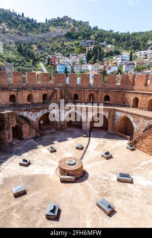 Innenansicht des historischen Kizil Kule, Red Tower, in der Burg von Alanya während der Tage der Coronavirus-Pandemie in Alanya, Antalya, Türkei. Stockfoto