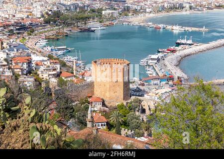 Hochgezoomte Ansicht des historischen Kizil Kule, Red Tower, in der Burg von Alanya während der Tage der Coronavirus-Pandemie in Alanya, Antalya, Türkei. Stockfoto