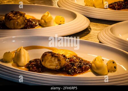 Die Langostinos nehmen Platz: Auf Sellerie-Püree mit piment d'Espilette und mit einem Traubenragout in Lavendelfond Stockfoto