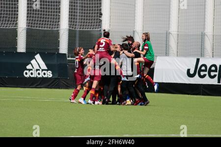 ALS Roma-Frauen feiern während des italienischen Pokals, Coppa Italia, Halbfinale, 2. Etappe Fußballspiel zwischen Juventus FC und AS Roma am 25. April 2021 im Juventus Training Center in Vinovo, Italien - Foto Nderim Kaceli / DPPI / LiveMedia Stockfoto