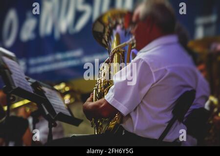 Konzertansicht eines Jazz-Orchester-Tubisten spielt Tuba-Spieler Mit musikalischer Jazzband und Publikum im Hintergrund Open-Air-Konzert Stockfoto