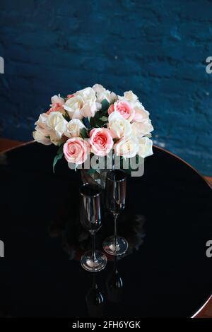 Riesige schöne Blumenstrauß von Hochzeitsrosen in der Natur Stockfoto