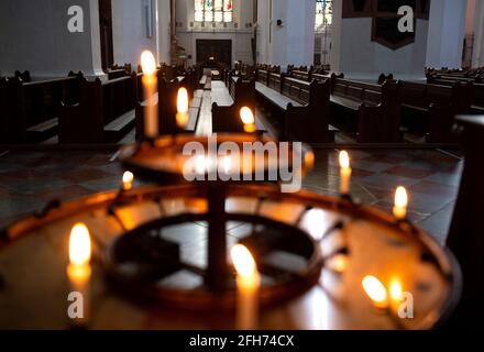 München, Deutschland. April 2021. In der Frauenkirche brennen Kerzen. Quelle: Sven Hoppe/dpa/Alamy Live News Stockfoto